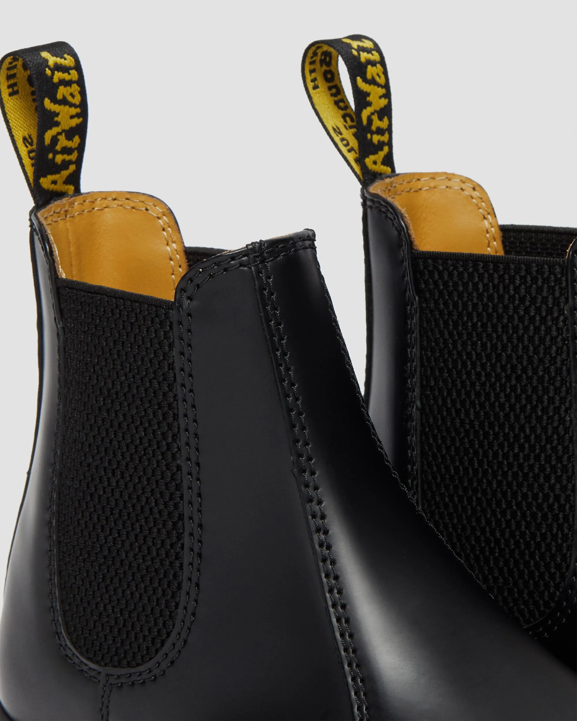 2976 Women's Chelsea boots made of smooth leather Dr. Martens